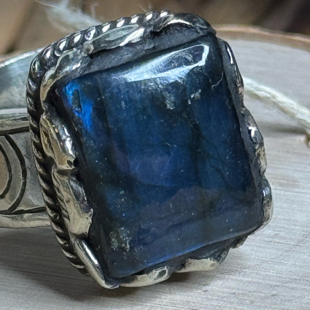 Labradorite adjustable ring or scarf slide. Handcarved. Cowgirl
Core style - Picture 12 of 14